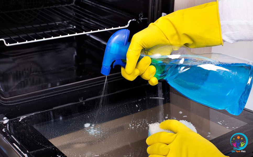 Sử dụng nước lau kính cần vệ sinh lại thật sạch tránh hóa chất