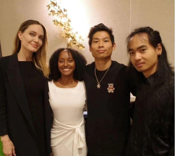 4 thành viên trong gia đình Angelina Jolie đã chụp lại bức hình kỷ niệm vào ngày đặc biệt của Zahara. Đặc biệt, diện mạo ngày càng trưởng thành của Pax Thiên đã ngay lập tức trở thành tâm điểm