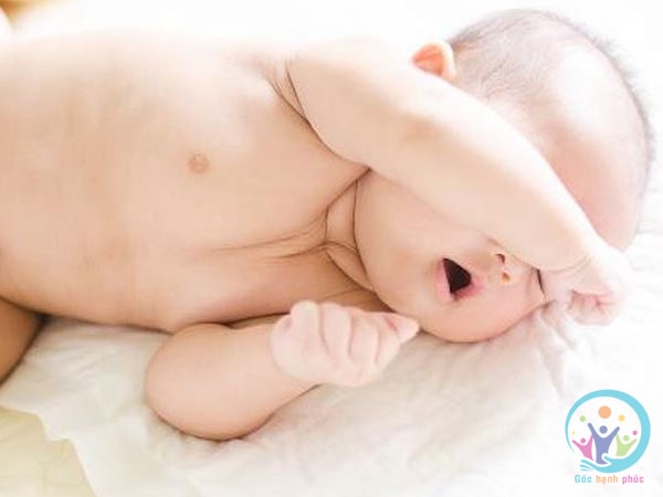 Tại sao trẻ sơ sinh ngủ hay rặn è è 2